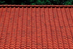 Detail střechy z červených pálených tašek