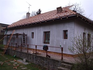 Pokládka krytiny Tondach na rodinném domě ve Velimi