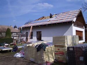 Rodinný dům ve Velimi během rekonstrukce střechy