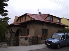 Střecha s krytinou Tondach Samba 11 na rodinném domě v Brandýse