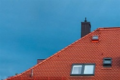 Střecha z pálených tašek se střešními okny a komínem