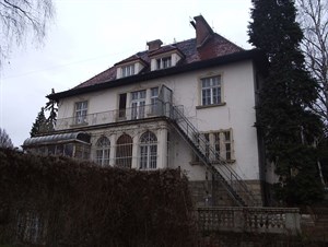 Vila v Praze-Dejvicích před rekonstrukcí střechy
